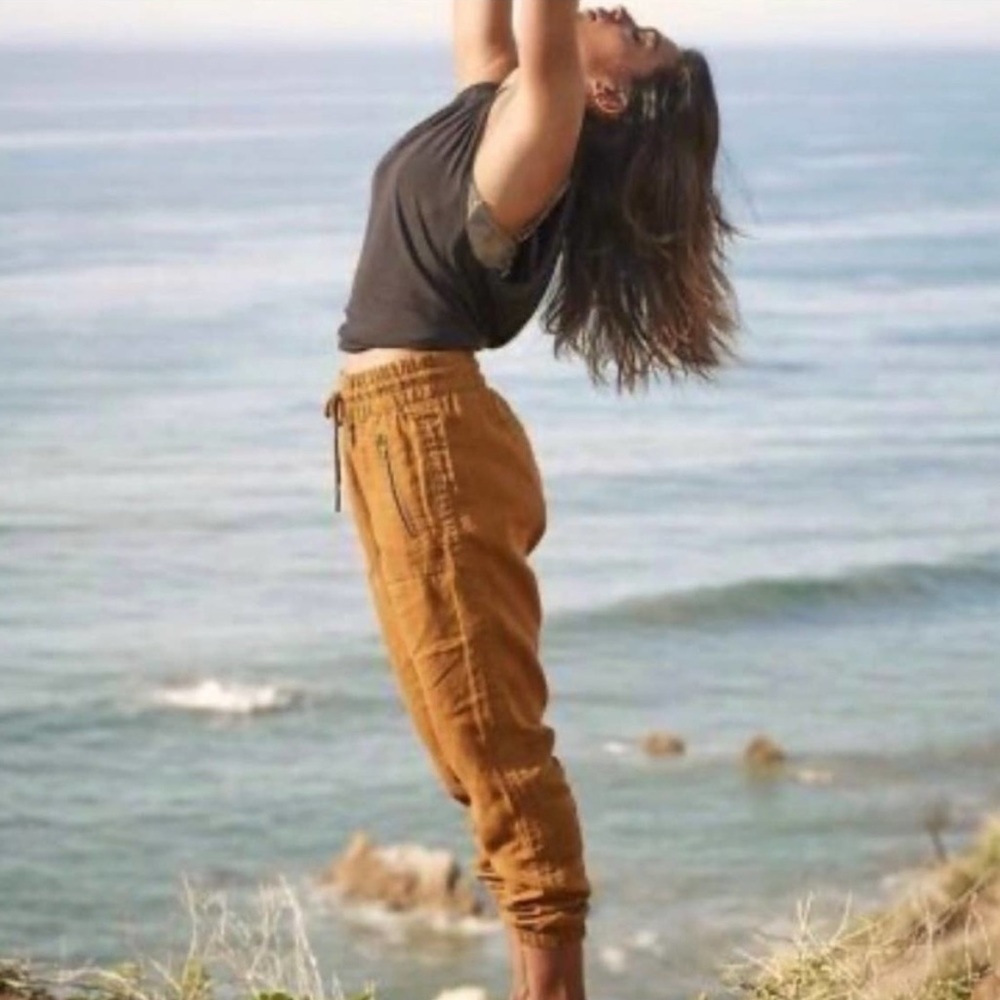 Athleta Cabo Linen Jogger in Toasted Ochre - Size 4